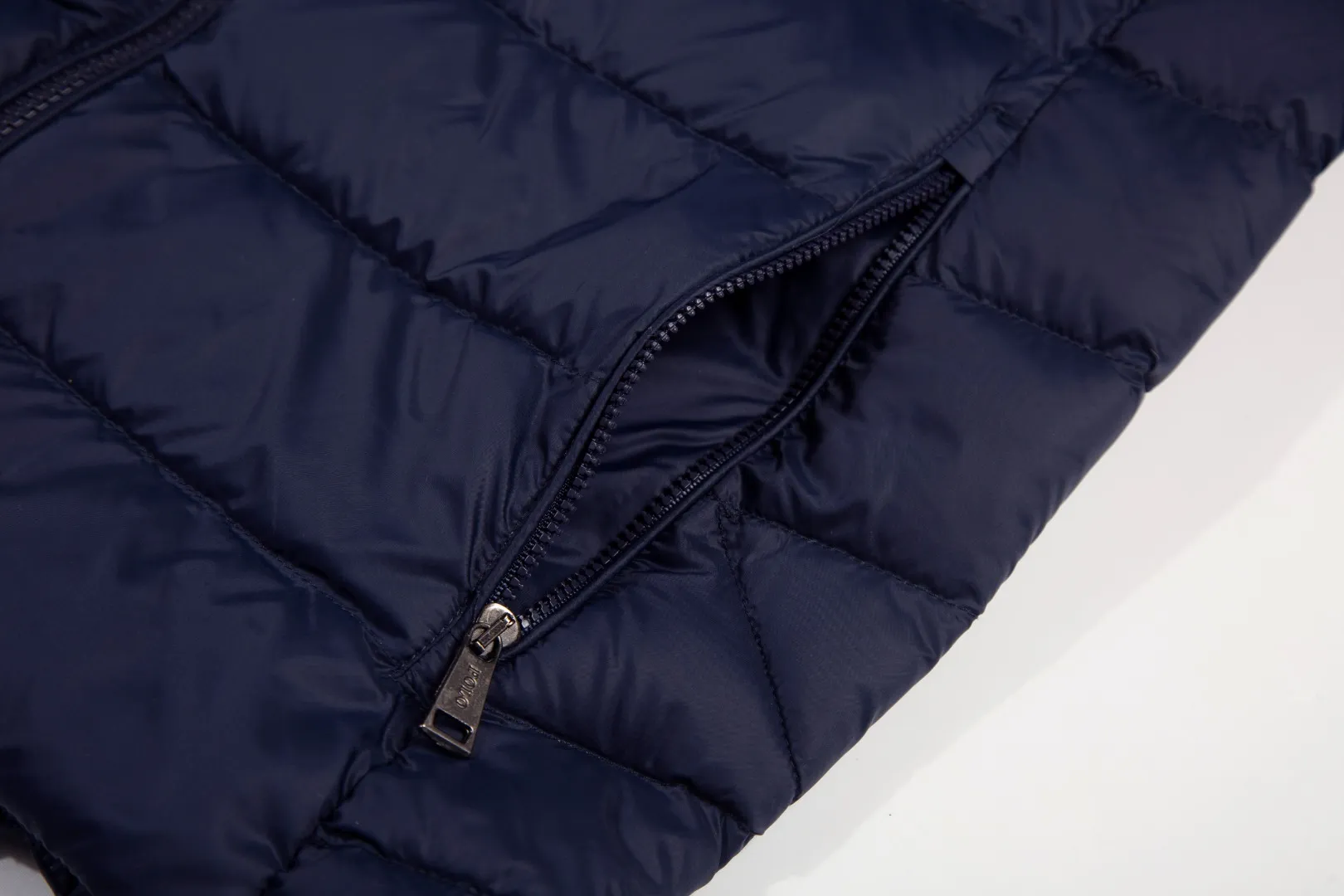 P560 White background picture [Popular in winter] Style number: 25115# Color: black/navy/grey apricot Size: S-XL - Ralph Lauren/Ralph Lauren 2025FW Winter popular half-covered high-collar hooded lightweight gall-free rib down jacket - the same as the original 400T gall-free nylon on the face Elastic hemming restraint Lightweight technological warmth - corn tooth high-quality resin zippers Large and small partition zippers Single version, single opening - ingenious restoration, full set of customized hardware and accessories, all details processed 100% - RL Ralph Lauren classic light rib down jacket. With the blessing of 25 years of rib fire, it firmly sits in the C position of this autumn and winter wardrobe. It has a light and fluffy touch. There is almost no burden on the upper body. One piece for winter in the south. It can be used as an inner layer in the north. The hood/hem can be flexibly adjusted for tightness. It can be worn for daily commuting or light outdoor scenes while keeping warm. It can also present a smart and lightweight style and texture. Regular fit. Genderless upper body. Highly recommended.